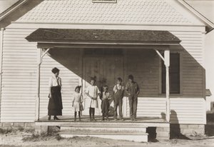 Cinque alunni presenti alla Scuola n. 6, Distretto 3, Fort Michigan, Colorado da Lewis Wickes Hine