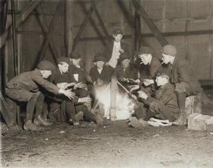 Banda di giornalai alle 22:00, 1910 da Lewis Wickes Hine