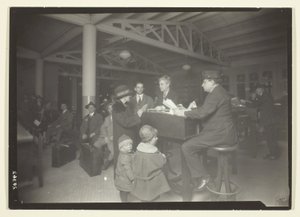 Famiglia tedesca, interprete e registratore a Ellis Island