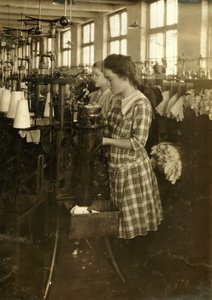 Ragazze che confezionano calze negli Ipswich Mills di Boston, Massachusetts da Lewis Wickes Hine