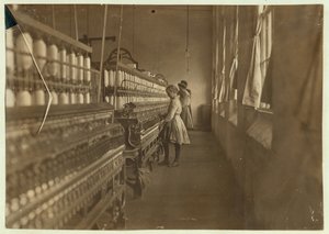 Hattie Hunter, una filatrice nei Lancaster Cotton Mills, South Carolina, dove lavora da 3 anni da Lewis Wickes Hine