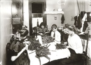 Lavoro a domicilio (fabbricazione di giarrettiere) da Lewis Wickes Hine
