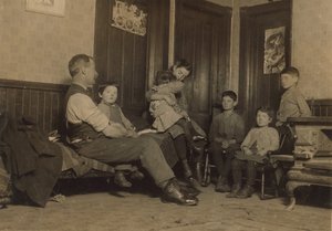 Casa di Alfred Benoit a New Bedford, Massachusetts, un bambino spazzino alla Bennett Mill e uno degli 11 figli, 1912 da Lewis Wickes Hine