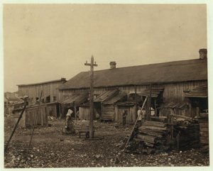 Alloggi per circa 50 dipendenti della Maggioni Canning Co., Port Royal, Carolina del Sud, circondati da paludi e su un vecchio cumulo di conchiglie, 1912 da Lewis Wickes Hine