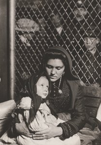 Madre e figlio immigrati da Lewis Wickes Hine