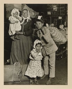 Famiglia italiana in cerca di bagagli smarriti, Ellis Island da Lewis Wickes Hine