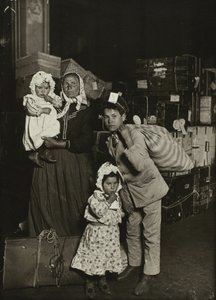 Famiglia italiana in cerca di bagagli smarriti, Ellis Island da Lewis Wickes Hine