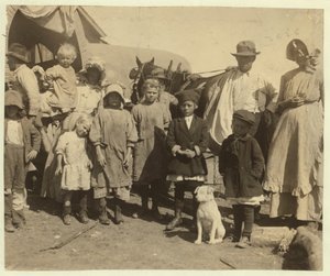 Raccoglitori di cotone itineranti che lasciano una fattoria vicino a McKinney, Texas dopo aver raccolto un balla e mezza di cotone al giorno, 1913 da Lewis Wickes Hine
