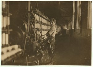 John Dempsey, 11 o 12 anni, lavoratore del sabato nella sala di filatura a Jackson Mill, Fiskeville, Rhode Island, 1909