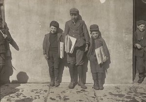 John Pento, 14 anni, Daniel e Angelo Pento, 7 anni, vendono giornali, Hartford, Connecticut da Lewis Wickes Hine