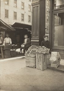 Lena Lochiavo - 11 anni, venditrice di cesti e pretzel, al mercato di Sixth Street davanti al saloon da Lewis Wickes Hine