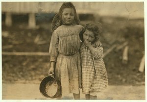 Maud e Grade Daly, 5 e 3 anni, raccolgono gamberetti ogni giorno per la Peerless Oyster Company, Bay St. Louis, Mississippi, 1911 da Lewis Wickes Hine