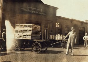 Uomini davanti a un deposito Wells Fargo e Co Express con casse e lattine di latte, Springfield, Missouri, 1916