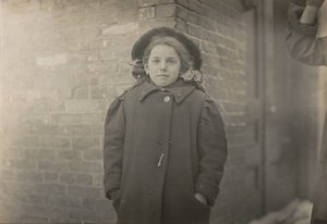 Mery Horn, una condizione di gobba aggravata dal pesante carico di carte che portava..., marzo 1909