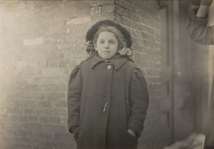 Mery Horn, una condizione di gobba aggravata dal pesante carico di carte che trasportava. Hartford, Connecticut, marzo 1909 da Lewis Wickes Hine