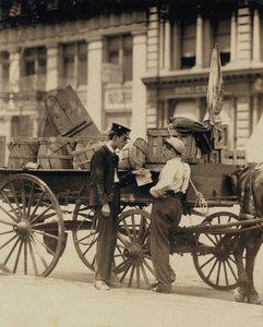 Ragazzi messaggeri in conversazione a Union Square, New York da Lewis Wickes Hine
