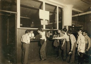 Messaggeri che consegnano le loro uniformi presso l