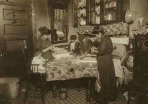 La signora Mette e i suoi figli (Josephine 13, Nicholas 6 e Johnnie 8 guadagnano insieme solo 40-50 centesimi al giorno) che fanno fiori in un sudicio appartamento di New York, 1911