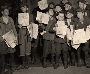 Venditori di giornali dopo mezzanotte