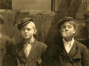 Giornalaio in pausa sigaretta, St. Louis, Missouri. 1910 da Lewis Wickes Hine