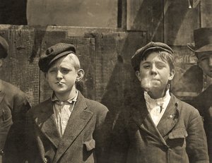 Giornalaio che fa una pausa sigaretta, St. Louis, Missouri, 1910 da Lewis Wickes Hine