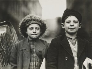 Newsies, Newark, New Jersey, dicembre 1909 (stampa al gelatino-argento) da Lewis Wickes Hine