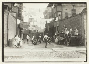Parco giochi nel villaggio di un mulino (Playground in a Tenement Alley), Boston da Lewis Wickes Hine