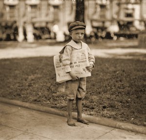Ritratto di un venditore di giornali, c.1910 da Lewis Wickes Hine