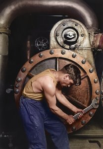 Meccanico della centrale elettrica che lavora su una pompa a vapore c.1920 da Lewis Wickes Hine