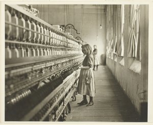 Sadie Pfeifer, filatrice di un cotonificio, Lancaster, Carolina del Sud da Lewis Wickes Hine