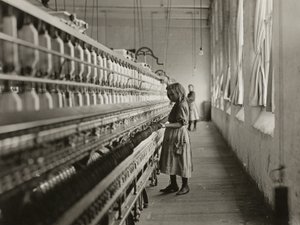 Sadie Pfeifer, filatrice di un cotonificio, Lancaster, Carolina del Sud da Lewis Wickes Hine