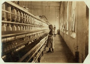Sadie Pfeifer, alta solo 4 piedi, lavora da 6 mesi alla Lancaster Cotton Mills, South Carolina, 1908 da Lewis Wickes Hine