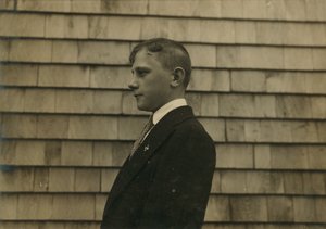 Ragazzo di insediamento, spazzino e addetto alle pulizie in abiti domenicali, Fall River, Massachusetts