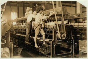 Ragazzini che scalano il telaio per riparare fili rotti e sostituire bobine vuote al Bibb Mill, Macon, Georgia, 1909 da Lewis Wickes Hine