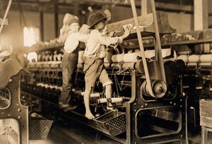 Ragazzi del filatoio in una fabbrica di cotone in Georgia, c. 1909 da Lewis Wickes Hine