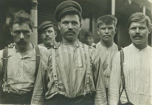 Operai siderurgici alla pensione russa, Homestead, Pennsylvania, 1907-8 da Lewis Wickes Hine