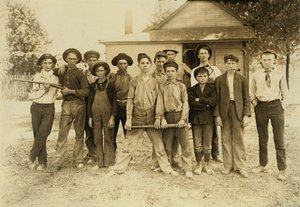 La squadra di baseball composta principalmente da vetrai. Indiana da Lewis Wickes Hine