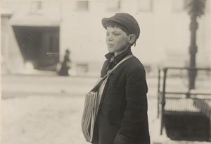Tony Casale, «Bologna», 11 anni, vende giornali da 4 anni, Hartford, Connecticut, marzo 1909 da Lewis Wickes Hine