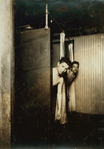 Due ragazzi che fanno la doccia alla Postal Telegraph Company, Broadway, New York City, New York, USA, c.1910 (fotografia seppia)