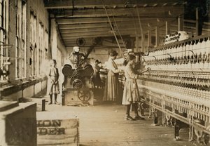 Due giovani filatrici nei Catawba Cotton Mills, Newton, Carolina del Nord, 1908 da Lewis Wickes Hine