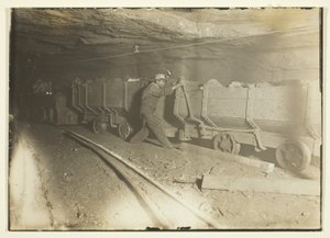 Senza titolo (vagoni di carbone in miniera) da Lewis Wickes Hine