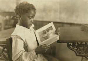 Ragazza che legge un libro in classe, Pleasant Green School, Marlinton, contea di Pocahontas, West Virginia, USA, c.1921