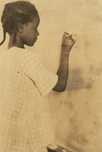 Giovane ragazza che scrive sulla lavagna in classe, Pleasant Green School, Marlinton, Contea di Pocahontas, West Virginia, USA c.1921 (foto seppia) da Lewis Wickes Hine