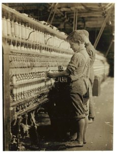 Giovani sostituti che rimpiazzano bobine piene a North Pownal, Vermont, 1910 da Lewis Wickes Hine