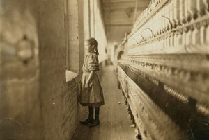 Giovane ragazza che lavora in una fabbrica, Lincolnton, Carolina del Nord, USA da Lewis Wickes Hine