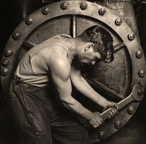 Primo piano di un meccanico della centrale elettrica che lavora su una pompa a vapore c.1920