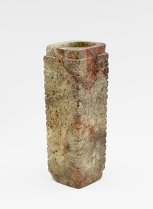 Tubo a nove livelli (cong) con maschere, c.3300-2250 a.C. (giada, nefrite)