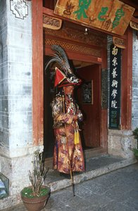 Cina, Yunnan, Lijiang, uomo in costume tradizionale Naxi da Unbekannt Unbekannt