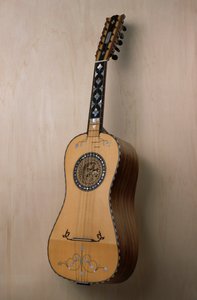 Chitarra battente, strumento musicale costruito nella bottega del liutaio Pasquale Scala a Praiano, Campania. Italia, XX secolo