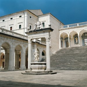 Abbazia di Montecassino, scala principale e pozzo